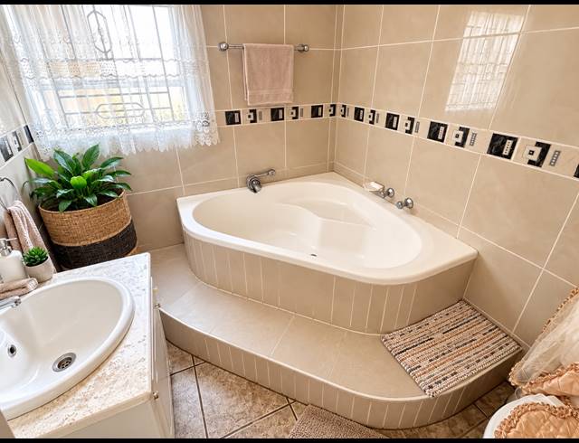 4 BEDROOM HOUSE FOR SALE IN REYNO RIDGE